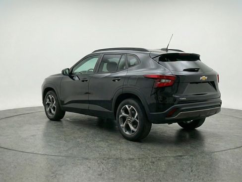 Used 2025 Chevrolet Trax LT w/ LT Convenience Package image 6