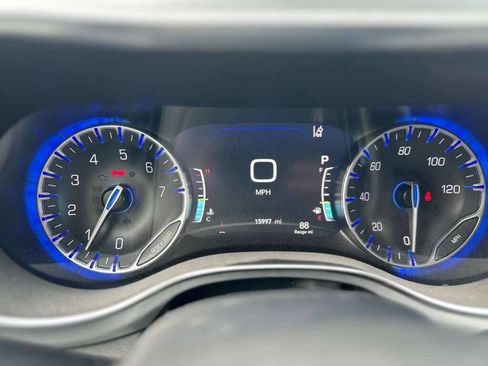 Used 2025 Chrysler Pacifica Limited image 12