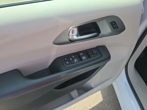 Used 2024 Chrysler Pacifica Limited FWD image 11