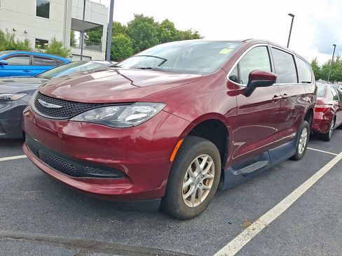 Used 2023 Chrysler Voyager LX FWD image 2