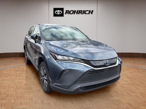 Used 2022 Toyota Venza LE image 3