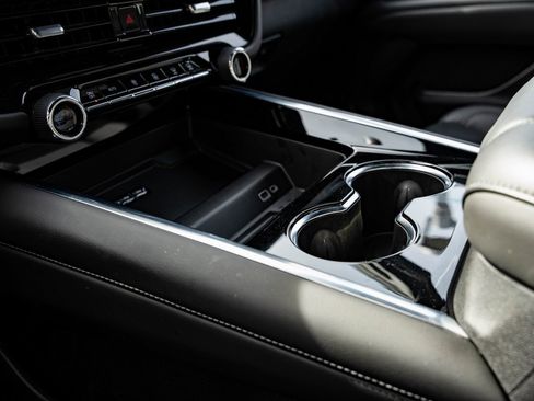 Used 2025 Chevrolet Suburban Z71 w/ Comfort Package image 40