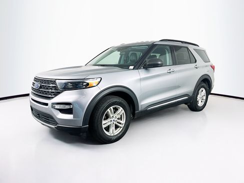 Used 2023 Ford Explorer XLT w/ Equipment Group 202A AWD/4WD image 3
