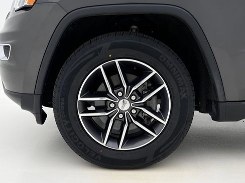 Used 2018 Jeep Grand Cherokee Laredo AWD/4WD image 26