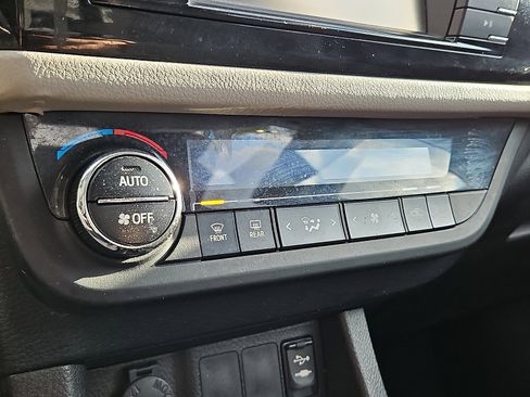 Used 2014 Toyota Corolla LE image 17