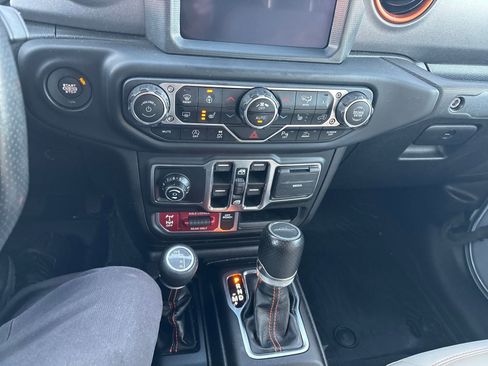 Used 2023 Jeep Gladiator Mojave w/ Cold Weather Group image 18