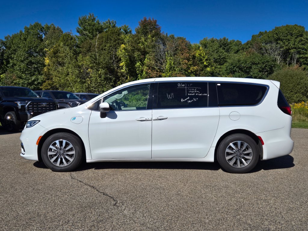 Used 2023 Chrysler Pacifica Touring-L FWD image 2