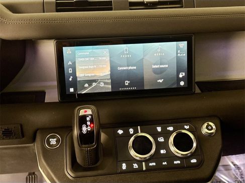 Used 2024 Land Rover Defender 90 X-Dynamic SE image 15