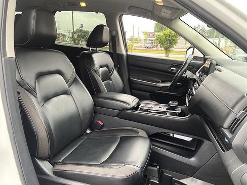 Used 2023 Nissan Pathfinder SL FWD image 17