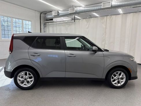 Used 2022 Kia Soul LX w/ Technology Package FWD image 4