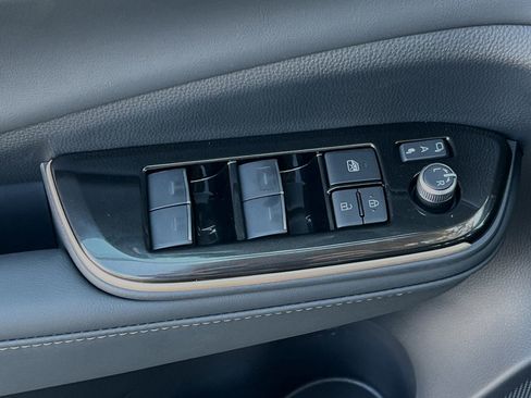 New 2025 Toyota Crown Signia image 11