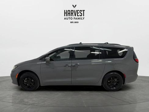 Used 2021 Chrysler Pacifica Touring-L FWD image 2