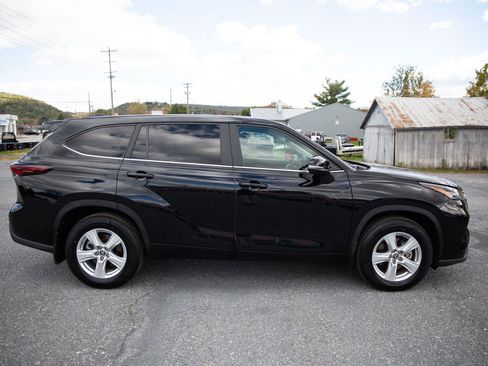 Used 2024 Toyota Highlander LE image 2