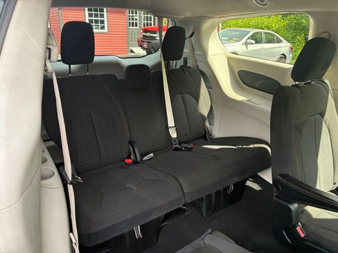 Used 2020 Chrysler Pacifica Touring FWD image 32