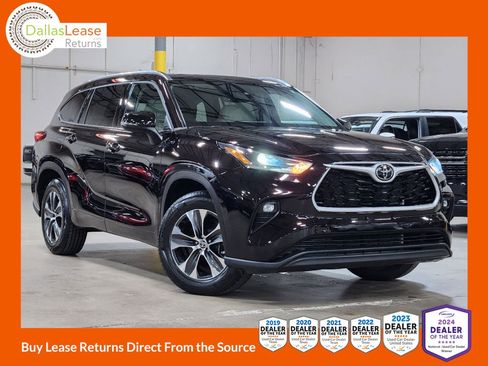 Used 2021 Toyota Highlander XLE FWD image 1