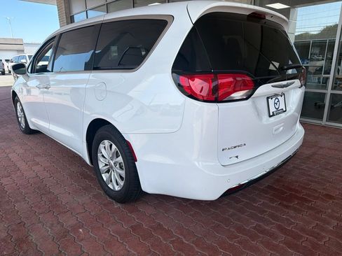 Used 2018 Chrysler Pacifica Touring Plus FWD image 6