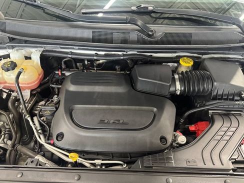 Used 2020 Chrysler Pacifica Touring-L FWD image 7