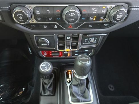 Certified 2025 Jeep Gladiator Mojave w/ Convenience Group AWD/4WD image 15