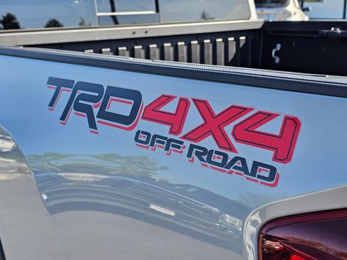 Used 2018 Toyota Tacoma TRD Off-Road w/ Technology Package AWD/4WD image 11