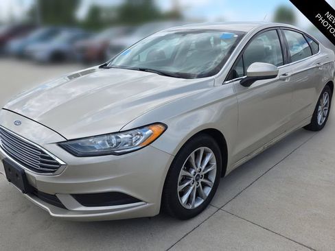 Used 2017 Ford Fusion SE w/ Fusion SE Technology Package FWD image 1