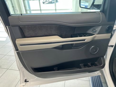 Used 2019 Ford Expedition Limited w/ Equipment Group 301A AWD/4WD image 12