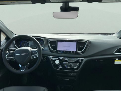 New 2026 Chrysler Voyager LX image 9