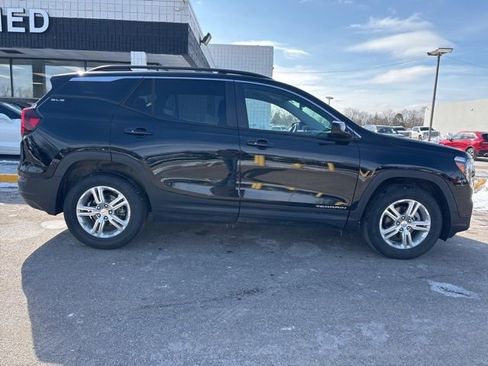 Used 2024 GMC Terrain SLE w/ Driver Convenience Package image 4