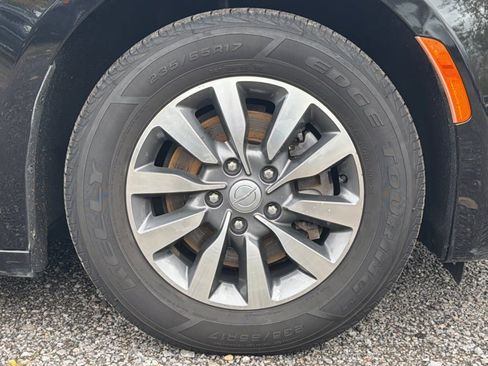 Used 2020 Chrysler Pacifica Touring-L Plus image 26