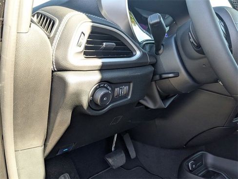 New 2026 Chrysler Pacifica Select image 16