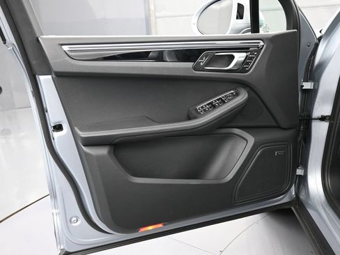 Certified 2025 Porsche Macan AWD/4WD image 15
