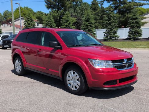 Used 2019 Dodge Journey SE FWD image 2