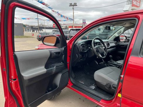 Used 2017 Toyota Tacoma SR image 9