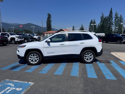 Used 2018 Jeep Cherokee Latitude w/ Cold Weather Group AWD/4WD image 4