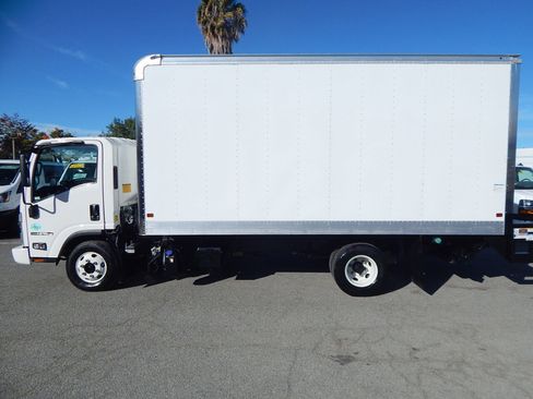 Used 2023 Isuzu NPR image 5