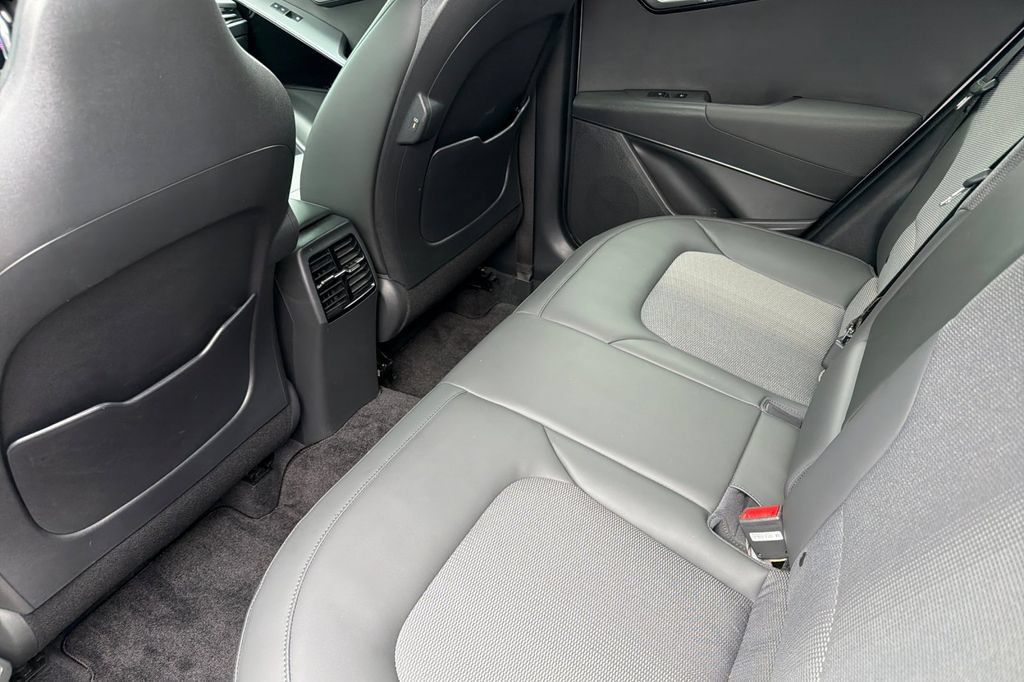 Used 2024 Kia Niro EX w/ EX Cold Weather Package FWD image 9
