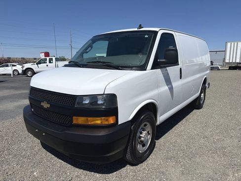 Used 2018 Chevrolet Express 2500 w/ Driver Convenience Package RWD image 2