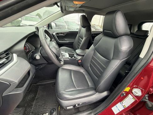 Used 2019 Toyota RAV4 XLE Premium w/ Cold Weather Package AWD/4WD image 19