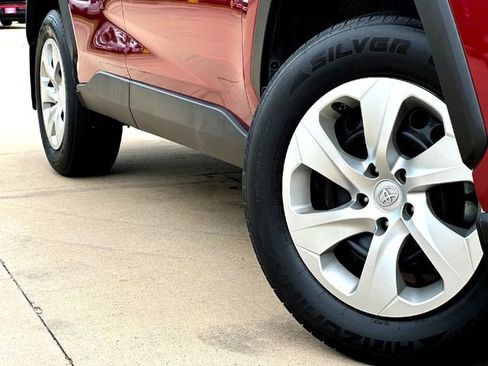 Used 2022 Toyota RAV4 LE FWD image 6