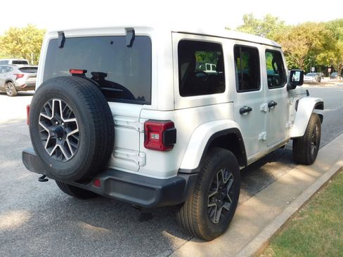 Used 2024 Jeep Wrangler Unlimited Sahara AWD/4WD image 4