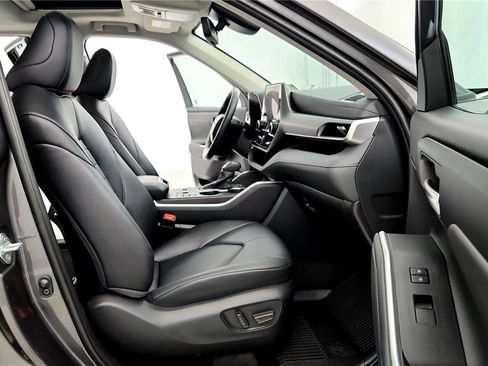 Used 2024 Toyota Highlander XLE image 15