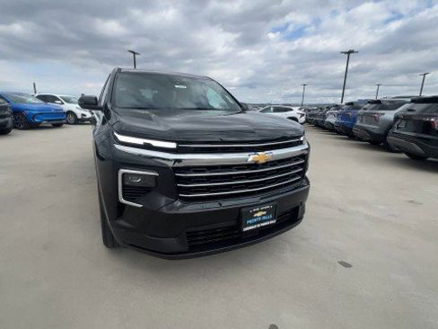 Used 2025 Chevrolet Traverse LT FWD image 3