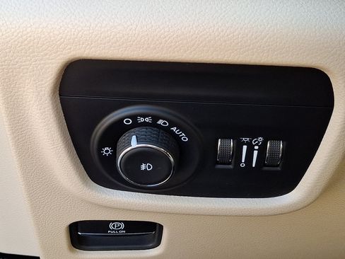 Used 2023 Jeep Grand Cherokee Limited image 28