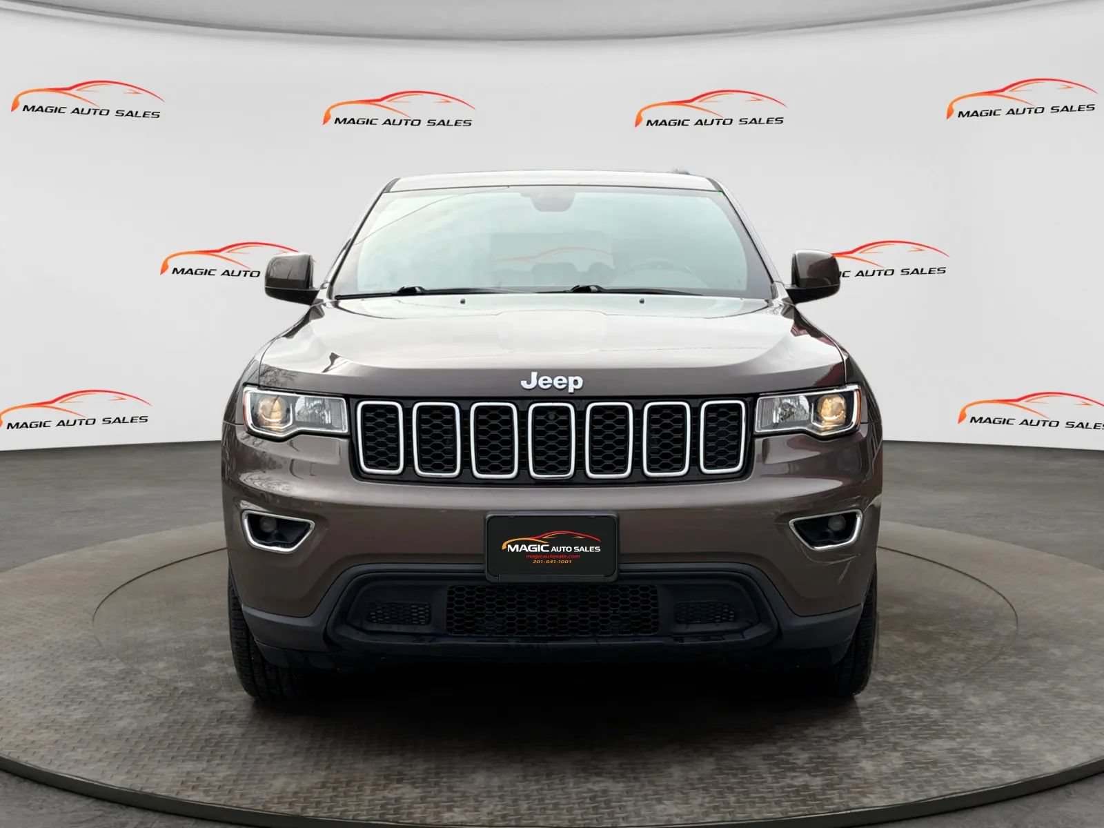 Used 2019 Jeep Grand Cherokee Laredo AWD/4WD image 3