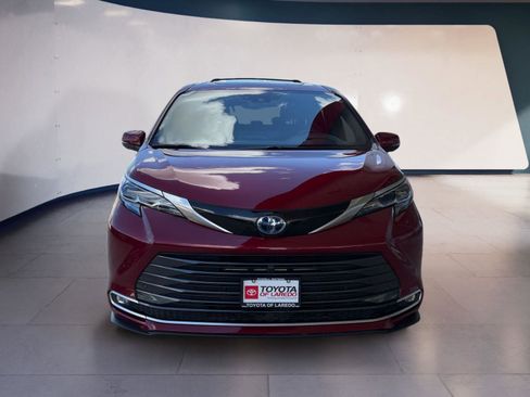 Used 2025 Toyota Sienna Platinum FWD image 8