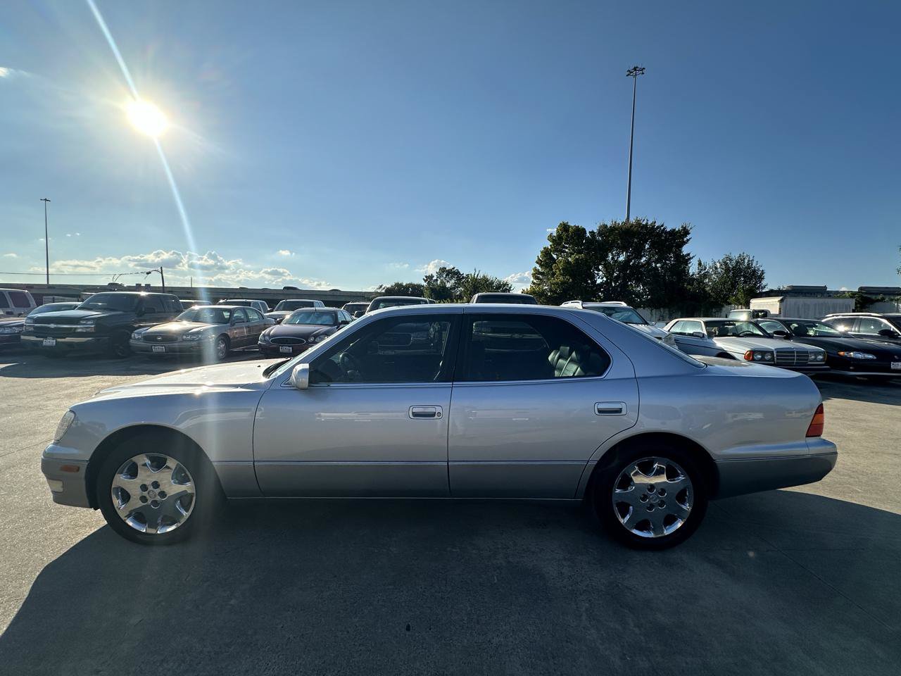 Used 1999 Lexus LS 400 w/ Premium Pkg RWD image 2