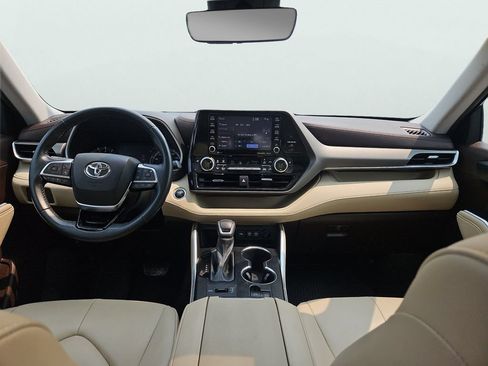 Used 2021 Toyota Highlander XLE AWD/4WD image 11