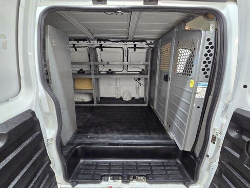 Used 2014 Chevrolet Express 2500 RWD image 15