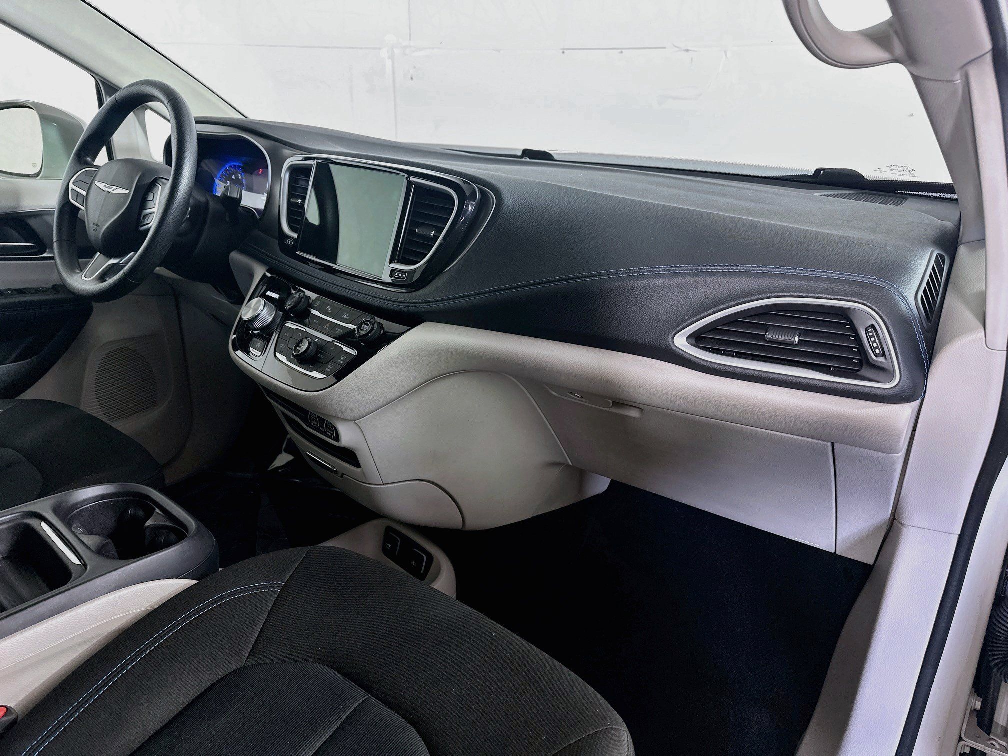Used 2021 Chrysler Pacifica Touring FWD image 28