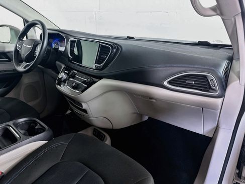 Used 2021 Chrysler Pacifica Touring FWD image 28