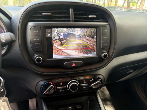 Used 2025 Kia Soul LX w/ LX Technology Package FWD image 22